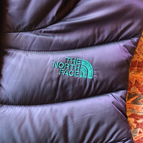 Woman’s, The North Face vest, Small, blackberry wine/green. - Picture 2 of 7